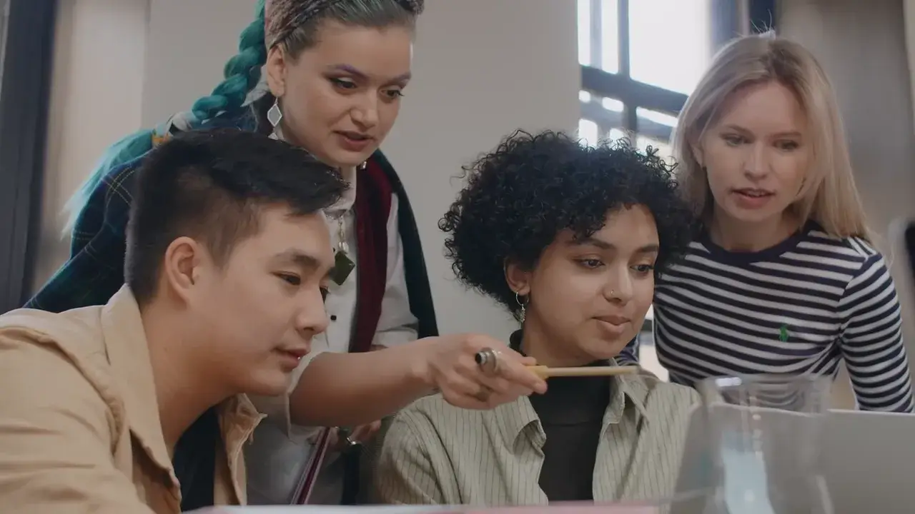 Team bei der gemeinsamen Entwicklung einer Kampagne