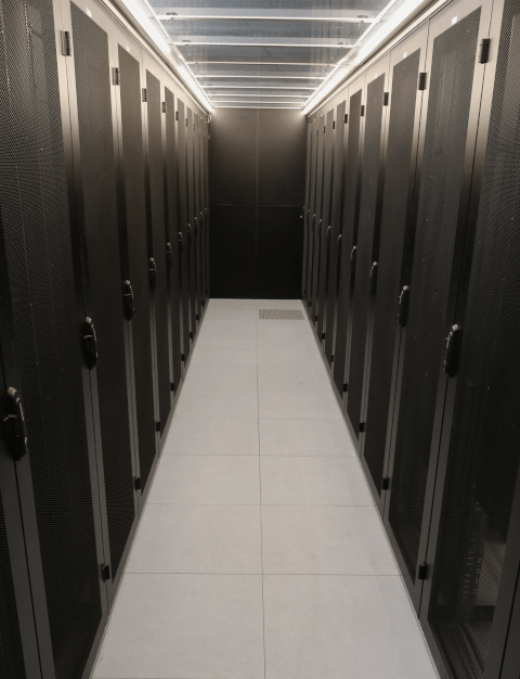 Serverracks im SkyLink Data Center in Eygelshoven in den Niederlanden